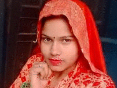 यह करिश्मा है, जिसकी शादी 4 महीने पहले दीपक के भाई कालू से हुई थी। आज दीपक ने भाभी करिश्मा की हत्या कर दी।