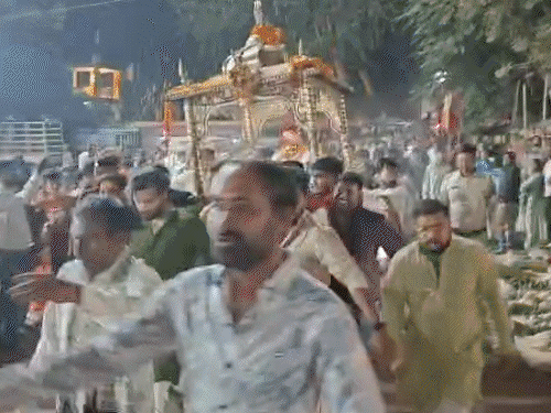 धमतरी में शाही पालकी में भोलेनाथ की बारात निकली।