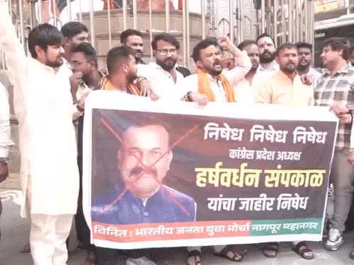 भाजपा कार्यकर्ताओं ने कांग्रेस नेता के खिलाफ नारेबाजी करते हुए प्रदर्शन किया और “महापुरुषों का अपमान हिंदुस्तान नहीं सहेगा” जैसे नारे लगाए