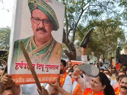 भाजपा कार्यकर्ताओं ने हर्षवर्धन सपकाल के पोस्टर जलाए, उनके पोस्टर को चप्पलों की माला पहनाई।