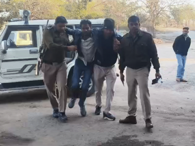 शिवपुरी में पुलिस ने शूटर को एक छोटी मुठभेड़ में मार गिराया। आरोपी को दो गोलियां लगीं। - Dainik Bhaskar