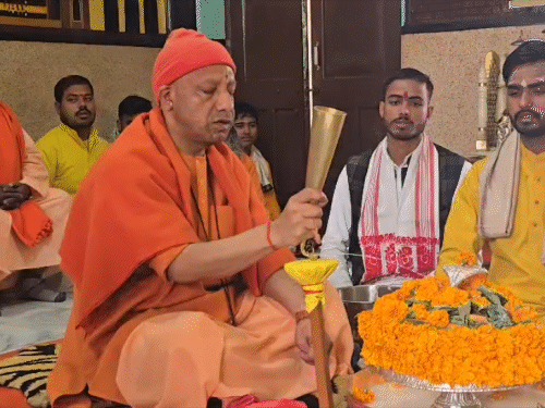 सीएम योगी गोरखपुर में हैं। उन्होंने शिवरात्रि पर गोरखनाथ मंदिर में रुद्राभिषेक किया।