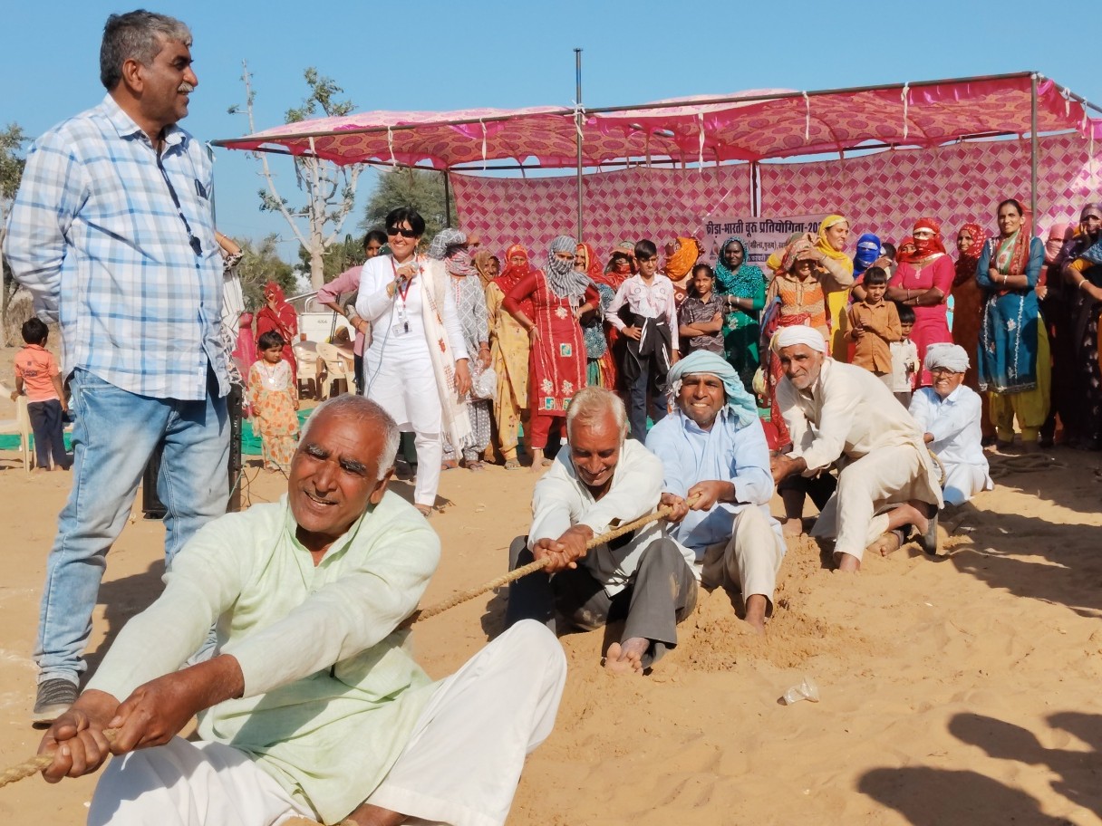 रस्साकसी प्रतियोगिता भी हुई।