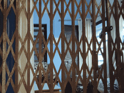 विधायक के मऊगंज स्थित घर में लगा ताला।