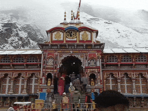 टिहरीच्या राजवाड्यातून बद्रीनाथ धामचे दरवाजे उघडण्याची घोषणा करण्यात आली होती.