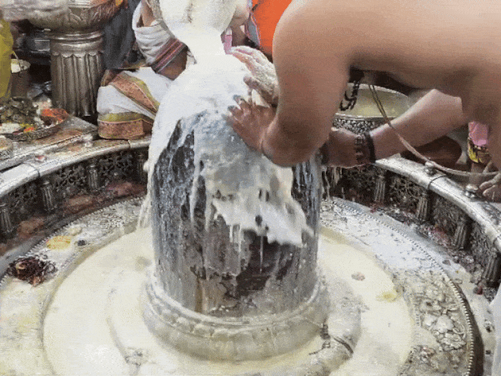 दूध, दही, घी, शक्कर और फलों के रस से बने पंचामृत से पूजन किया गया।