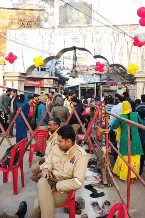 आनंदेश्वर मंदिर के बाहर आज सुरक्षा बढ़ाई गई है।