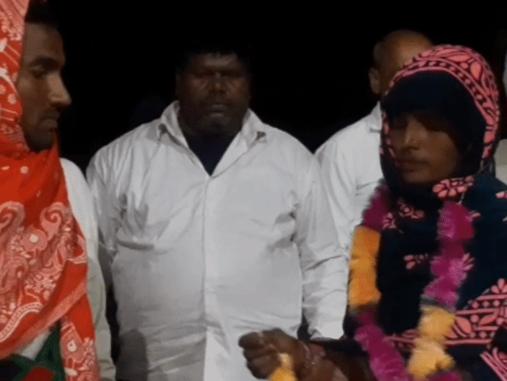 पति के सामने ही पत्नी ने भतीजे के गले में वरमाला डाली।