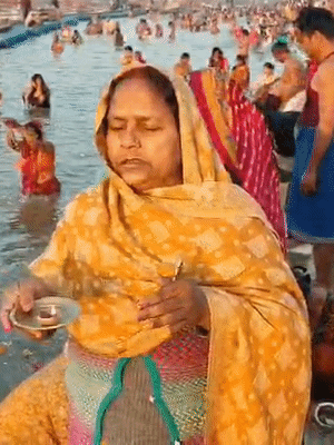 संगम स्नान के बाद घाट पर मां गंगा की आरती-पूजा की जा रही।