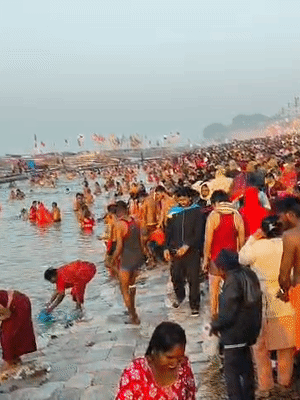 श्रद्धालु संगम में आस्था की डुबकी लगा रहे हैं।