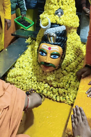 आधी रात बाबा आनंदेश्वर की हल्दी रश्म हुई, गर्भगृह को पीले रंग से सजाया गया।