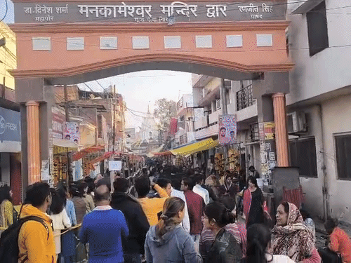 लखनऊ में सुबह होते-होते शिवालयों में भक्तों की भीड़ बढ़ गई। शिवालयों के बाहर भक्तों की कतारें लग गईं। पुलिस बल भीड़ को नियंत्रित करने में लगी रही।