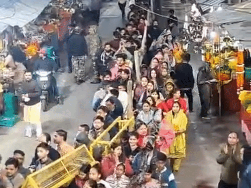 लखनऊ के शिवालयों में रात से ही भक्तों की लंबी कतारें लगीं।