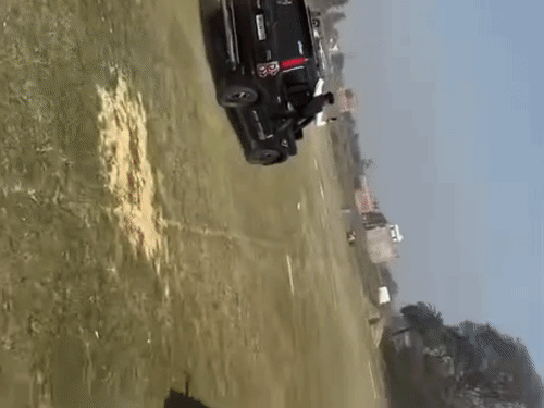 छात्रों के स्टंट के दौरान 2 कारों में टक्कर हो गई। गनीमत रही कि बड़ा हादसा नहीं हुआ।