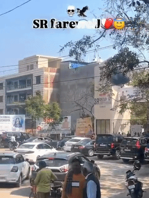 छात्र काफिला बनाकर कॉलेज के बाहर निकले। उसके बाद जमकर हुड़दंगई की।