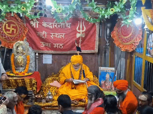 उखीमठमध्ये तिथींची घोषणा करणारे पुरोहित.