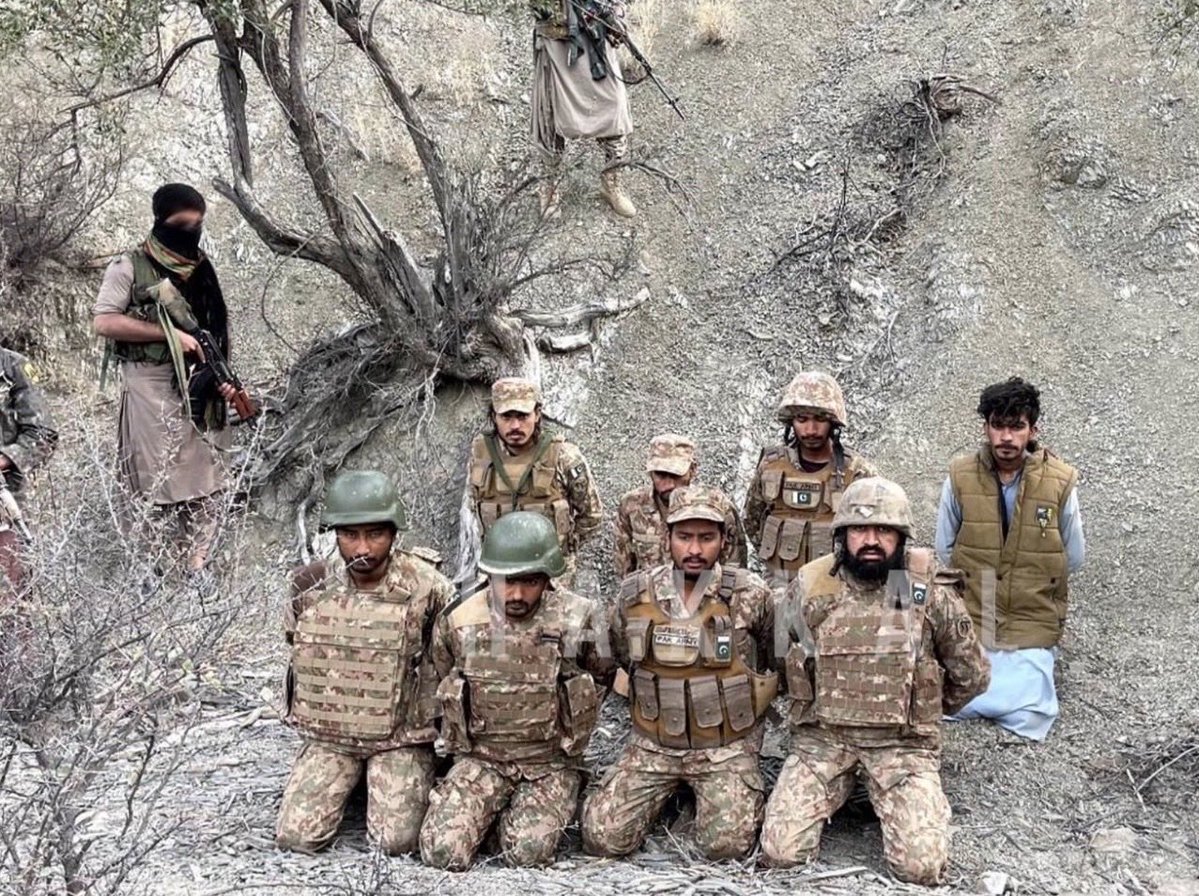 पाकिस्तानी सैनिकों को हिरासत में लेने की यह तस्वीर सोशल मीडिया वायरल है। (भास्कर इसकी पुष्टि नहीं करता।)