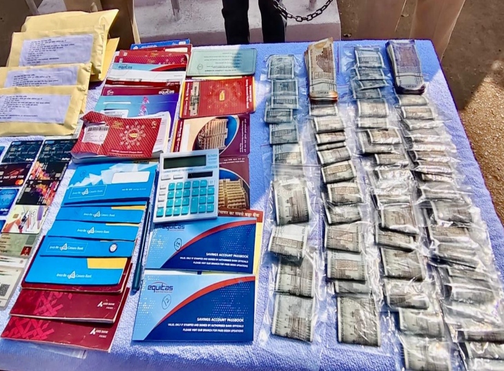 आरोपी सटोरी से पुलिस ने नगद-मोबाइल सहित अन्य सामान बरामद किया है।