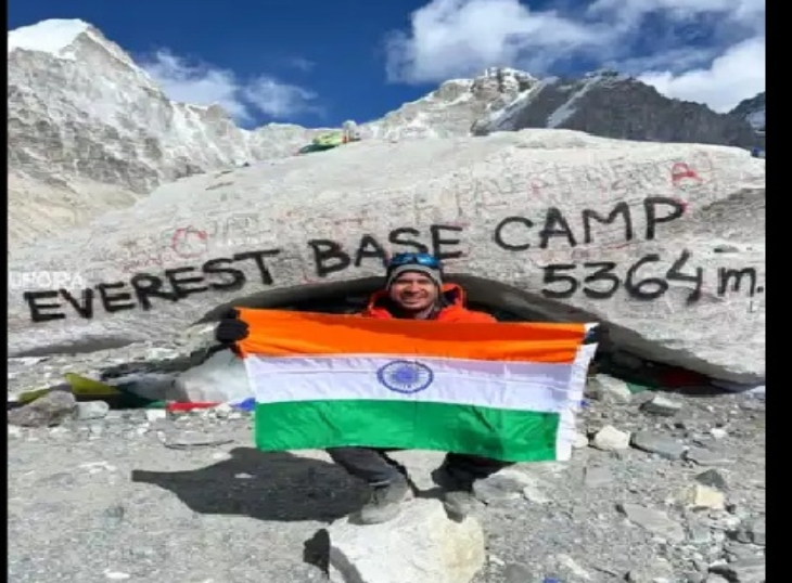 Haryana Mastermind GATE Exam Cheating Syndicate 2 नकल सिंडिकेट में शामिल पर्वतारोह नरेंद्र कुमार की एवरेस्ट बेस कैंप में तिरंगा फहराने की फोटो।