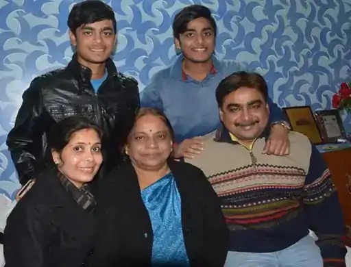 ईशान किशन (ऊपर बाएं) अपने बड़े भाई राज (बाएं), नीचे बाएं से मां-दादी और पिता के साथ।