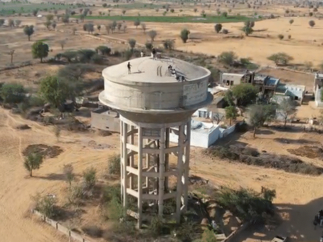 चूरू के रातुसर में बंदर 220 फीट ऊंची पानी की टंकी पर फंस गया है। 6 दिनों से बंदर पानी की टंकी पर बनी पगडंडी पर बैठा हुआ है।