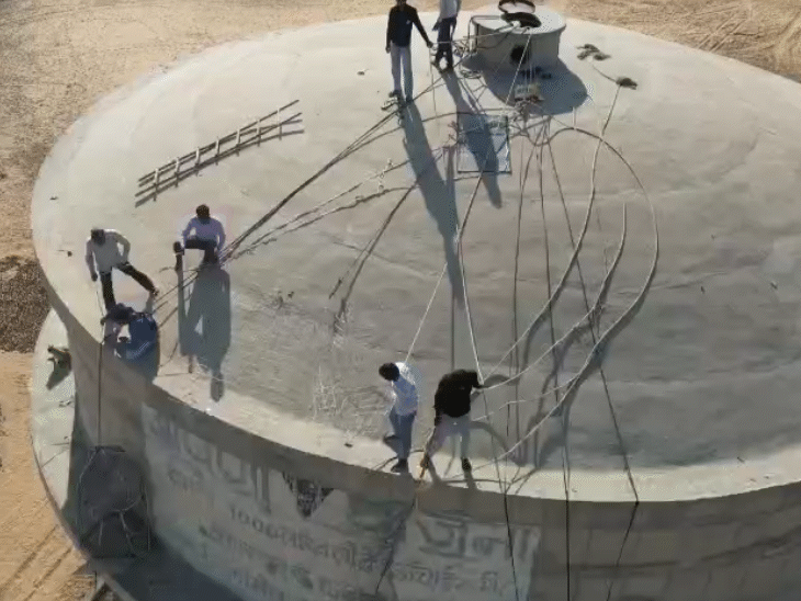 गांव के युवा पानी की टंकी पर चढ़े। चोटी पर रस्सियां बांधी और बंदर को रेस्क्यू के प्रयास किए।