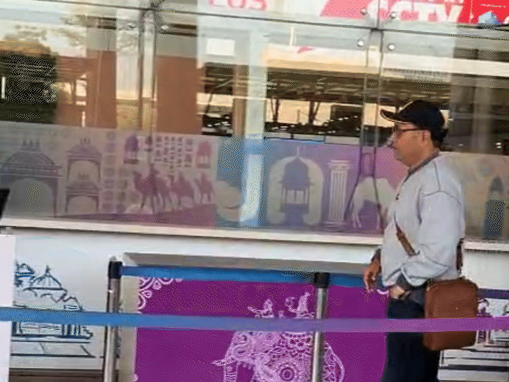 जयपुर एयरपोर्ट पर वीरेन्द्र सहवाग एक अलग अंदाज में नजर आए।