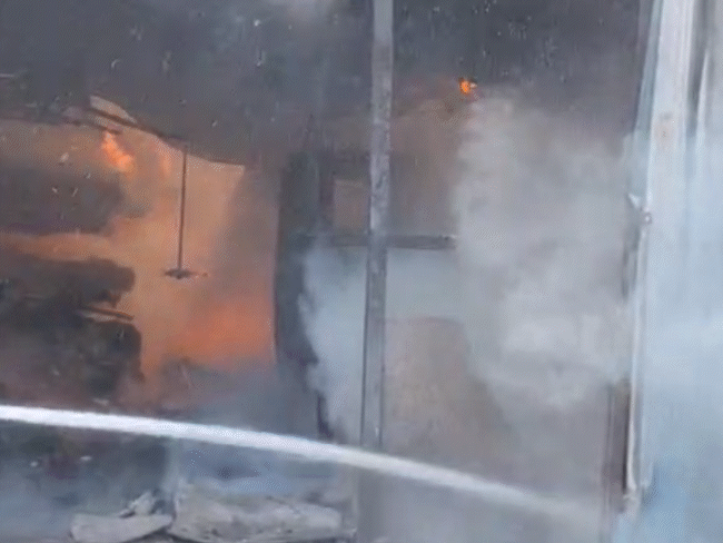 पानी और फोम की मदद से लपटें बुझाने की कोशिश की गई।