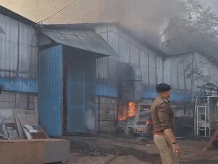 सूचना मिलते ही पुलिस और फायर ब्रिगेड की गाड़ियां मौके पर पहुंची।