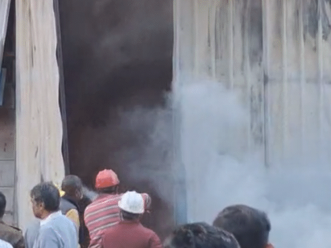 गोदाम के पीछे की तरफ से टिन की दीवार तोड़कर पानी डाला गया।