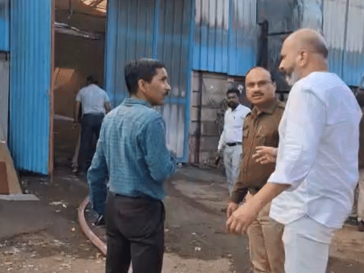 गोदाम के मालिक अरुण जैन भी मौके पर पहुंचे। कर्मचारियों से हादसे की जानकारी ली।