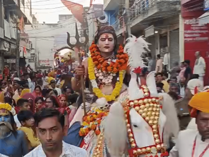 बारात में भगवान शिव एक हाथ में त्रिशूल और दूसरे में डमरू लिए घोड़े पर सवार थे।