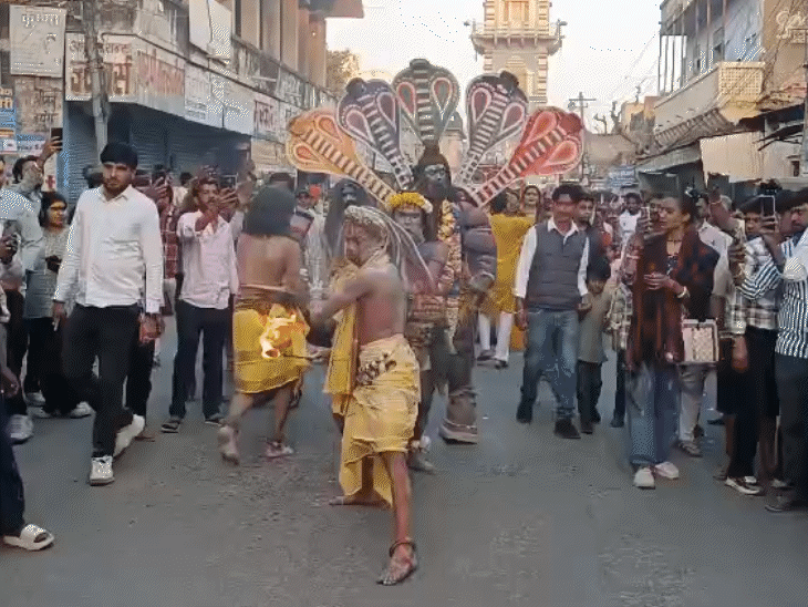 अघोरी नृत्य के कलाकारों ने करतब दिखाए।