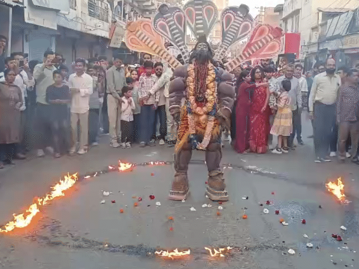 कलाकारों ने करतब दिखाए। बाहुबली शिव और बाहुबली हनुमान की झांकियां भी विशेष आकर्षण का केंद्र रहीं।