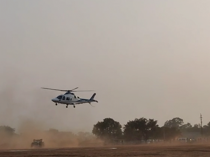 इसके बाद हेलिकॉप्टर कुछ सेकेंड्स के लिए हवा में थमा रहा।