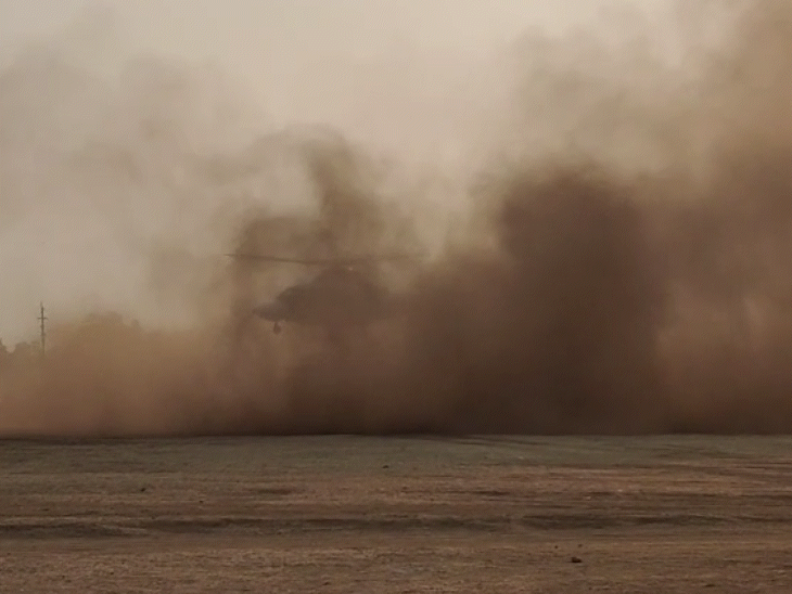 सीएम के हेलिकॉप्टर ने पंधाना में हवाई पट्टी से टेक ऑफ किया।