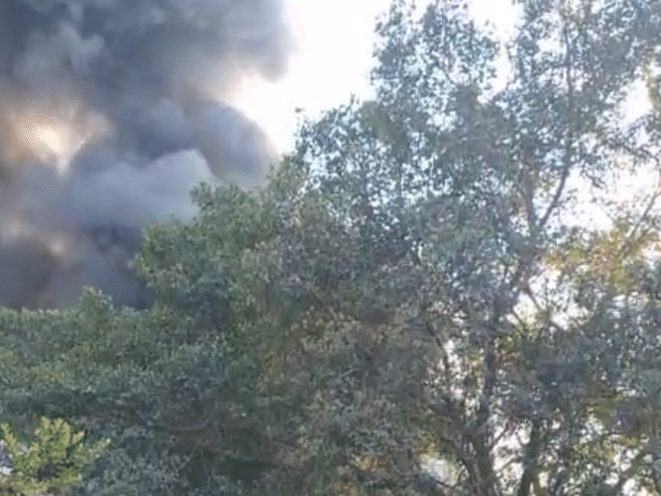 फैक्ट्री परिसर से आसमान छूता धुएं का गुबार दिखा।