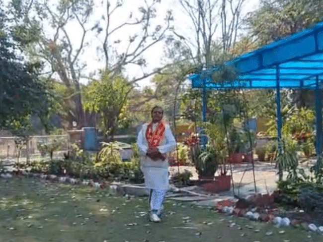 अपनी बहन के घर से आते हुए विधायक प्रदीप पटेल।