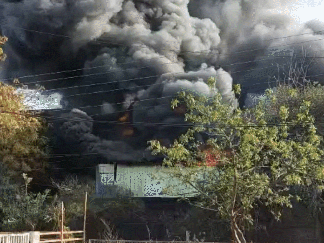 कुछ ही देर में आग की ऊंची-ऊंची लपटें दिखने लगीं।