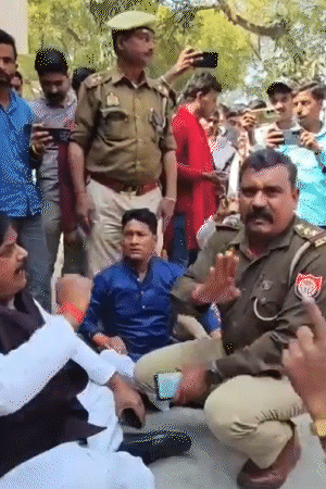 बीजेपी विधायक को समझाने के लिए कोतवाल भी जमीन पर बैठ गए।