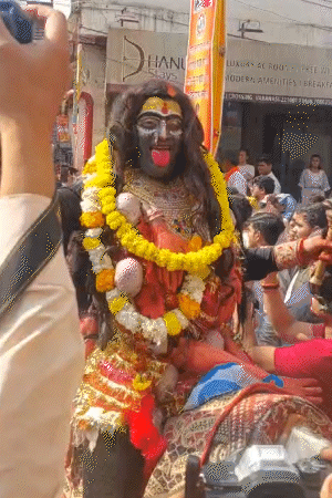 मां काली का रूप धारण कर कलाकर बारात में पहुंचे।