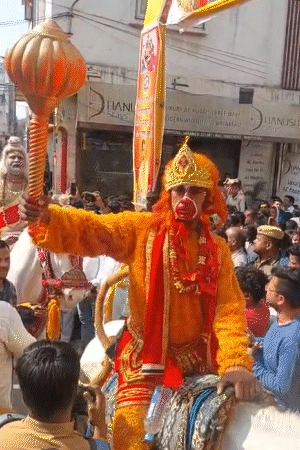 काशी में 300 घोड़ों पर सवार होकर देवी-देवता बारात में जा रहे।