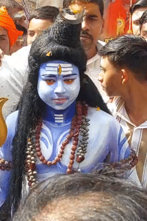 काशी में बाल कलाकार ने हाथ में त्रिशूल धारण कर शिव का रूप बनाकर बारात में शामिल हुए।