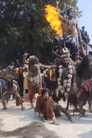 गोरखपुर में भगवान शिव की बारात में शिवभक्त नर मुंडों की माला पहनकर शामिल हुए।