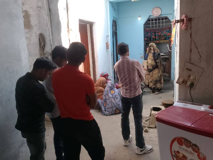 महिला की हत्या के बाद उसके घर पर भीड़ लग गई।