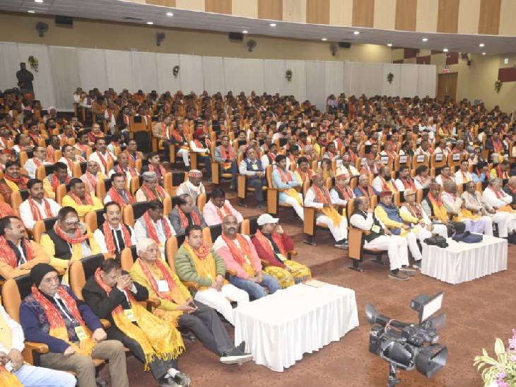 योगिराज बाबा गंभीरनाथ ऑडिटोरियम में RSS के 100 साल पूरे होने पर सामाजिक सद्भाव बैठक में मौजूद RSS के पदाधिकारी।