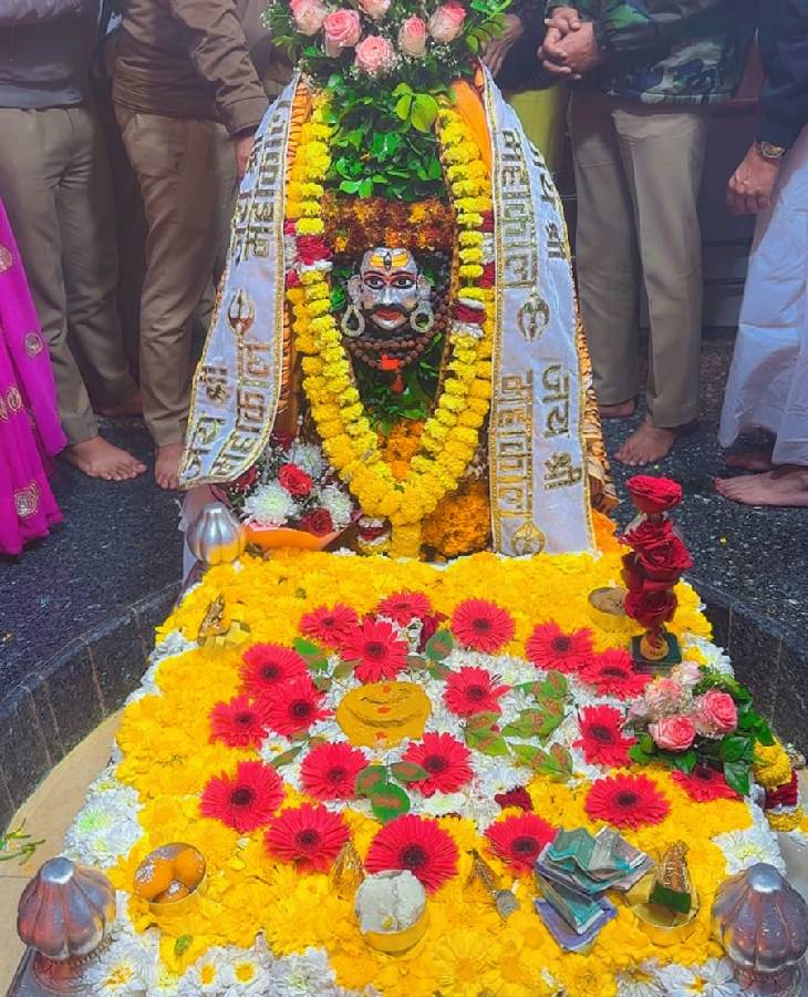 बाबा आनंदेश्वर का आज दूल्हे के रूप में श्रृंगार किया गया है।