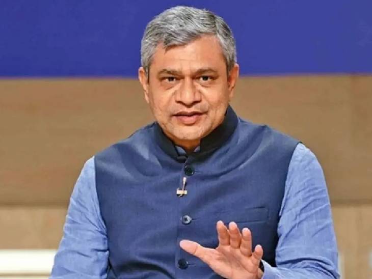 रेल मंत्री अश्वनी वैष्णव ने बताया कि अब चलती ट्रेनों में बाथरूम, डस्टबिन, कोच की सफाई नियमित अंतराल यानी 1 से 2 घंटे के अंदर होती रहेगी। - फाइल फोटो - Dainik Bhaskar