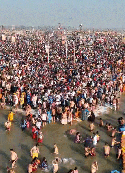 प्रयागराज में माघ मेले में महाशिवरात्रि पर आखिरी स्नान चल रहा है। घाटों पर सुबह से श्रद्धालुओं की भारी भीड़ है।