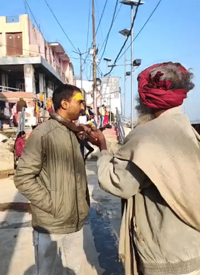 कानपुर में सपेरे ने श्रद्धालु के गले में जिंदा सांप पहना दिया। इस दौरान श्रद्धालु के चेहरे पर डर दिखाई पड़ा।